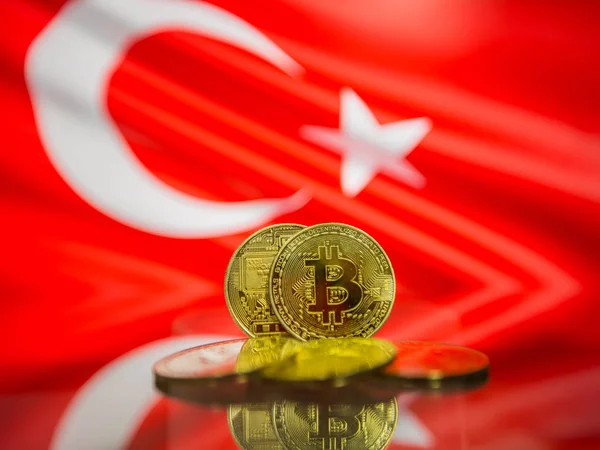 Bitcoin gold coin and defocused flag of Turkey background. Virtual cryptocurrency concept. — Stock Photo, Image