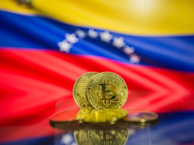 Bitcoin altın sikke ve Venezuela arka plan ufuk bayrağı. Sanal cryptocurrency kavramı.