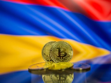 Bitcoin altın sikke ve Ermenistan arka plan ufuk bayrağı. Sanal cryptocurrency kavramı.