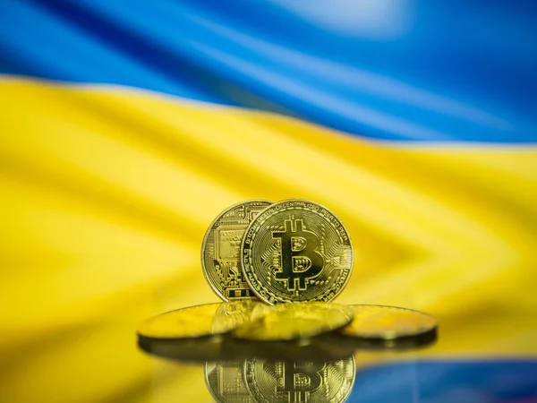Bitcoin altın sikke ve Ukrayna arka plan ufuk bayrağı. Sanal cryptocurrency kavramı.