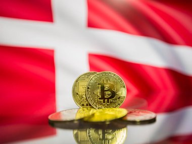 Bitcoin altın sikke ve Danimarka arka plan ufuk bayrağı. Sanal cryptocurrency kavramı.