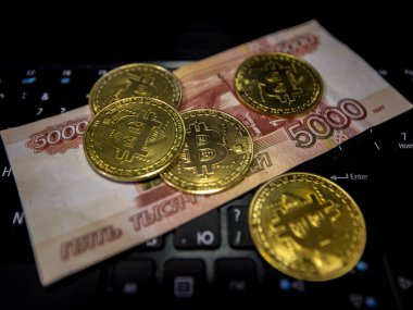 Altın bitcoin sikke üzerinde Rus Rublesi kapatın. Sanal para biriminin sembolik görüntü.