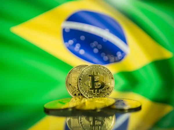 Bitcoin altın sikke ve ufuk bayrak Brezilya arka plan. Sanal cryptocurrency kavramı.