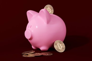 bir pembe seramik kumbara arka plan üzerinde izole bitcoin paralar ile 3D render.