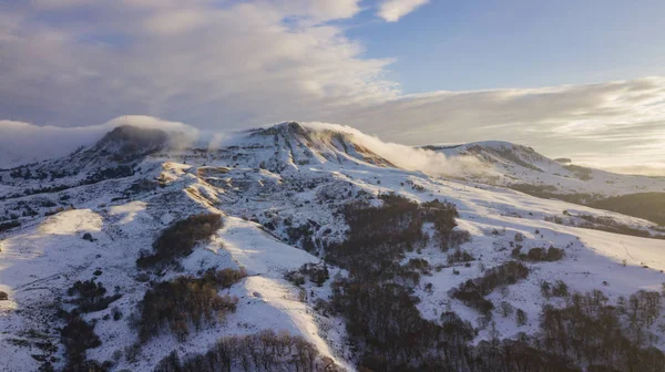 日光の下で雪の巨大な岩の素晴らしい空中山の眺め。絵のように豪華なシーン. — ストック写真