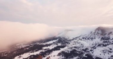 Epik hava uçuş yakınındaki dağ bulutlar gündoğumu doğru. Pitoresk ve muhteşem sahne.