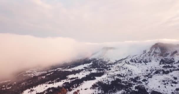 Volo aereo epico vicino alle nuvole di montagna verso l'alba. Scena pittoresca e splendida . — Video Stock