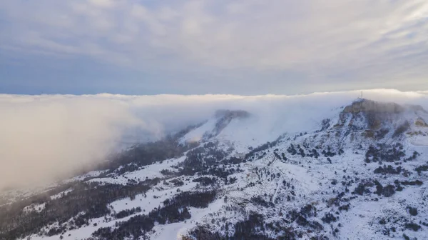 Luchtfoto van wolken boven de bergen. Pittoreske en prachtige scène. — Stockfoto