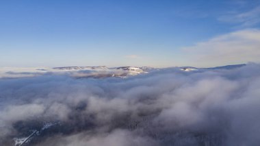 Hava manzara - Lago-Naki, bulutlar dağlar altında