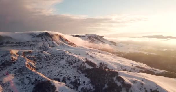 Hermosa montaña puesta del sol invierno paisaje de montaña — Vídeos de Stock