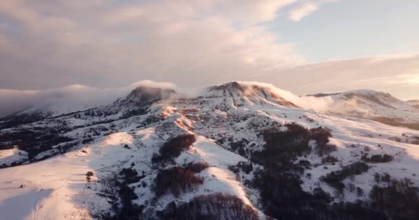 Idyllische landschap sneeuw bedekt bergen Drone beelden Winter natuur — Stockvideo