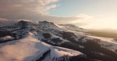 Sunrise parlayan işaret fişeği doruklarına sabah güzellik seyahat tatil ilham manzara arka plan