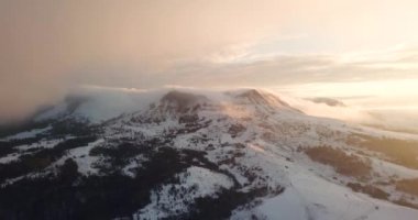 Güzel dağ aralığı kış manzara bulutlar hava uçuş görüntüleri üzerinde zirveleri epik Panorama