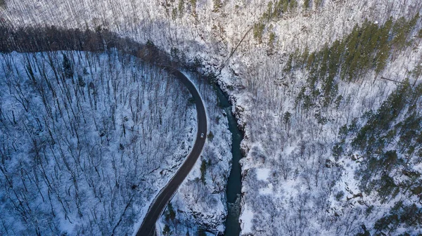 空中自上而下的照片的道路, 河流, 山脉在拉奥-纳基, 俄罗斯. — 图库照片