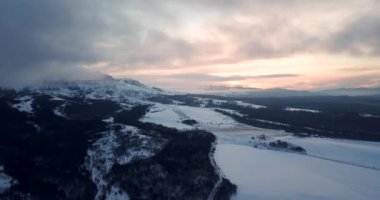 Sunrise güzel kış doğa hava görüntülerini dağlarda