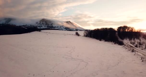 史诗般的空中飞行接近山云走向日出。风景如画, 华丽的场景. — 图库视频影像