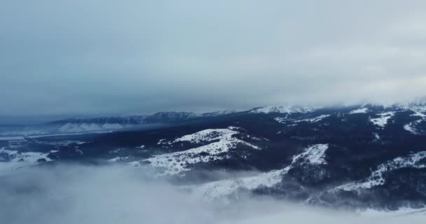 Epische luchtfoto vlucht in de buurt van Mountain wolken richting van zonsopgang. Pittoreske en prachtige scène. — Stockvideo