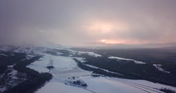 Hermosa naturaleza de invierno metraje aéreo de la salida del sol en las montañas — Vídeos de Stock