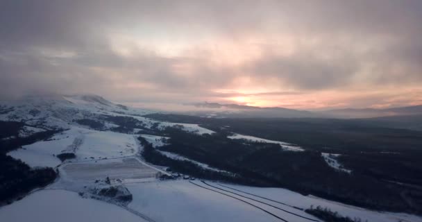 Schöne Winter Natur Luftaufnahmen von Sonnenuntergang in den Bergen — Stockvideo