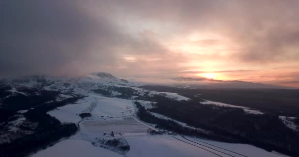 Όμορφη φύση χειμώνα εναέρια πλάνα ηλιοβασίλεμα στα βουνά — Αρχείο Βίντεο