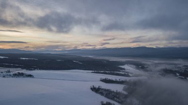 Günbatımı manzara dağlar kış. Yukarıdan havadan görünümü.