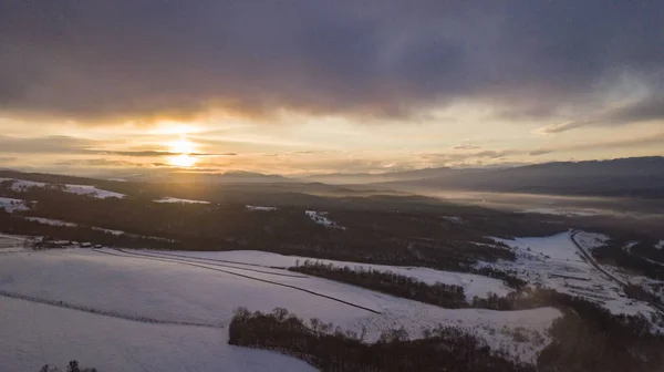 Cerah Winter Mountain Landscape dengan Blowing Snow. Psebai, Rusia — Stok Foto