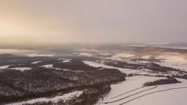 Günbatımı manzara dağlar kış. Yukarıdan havadan görünümü.