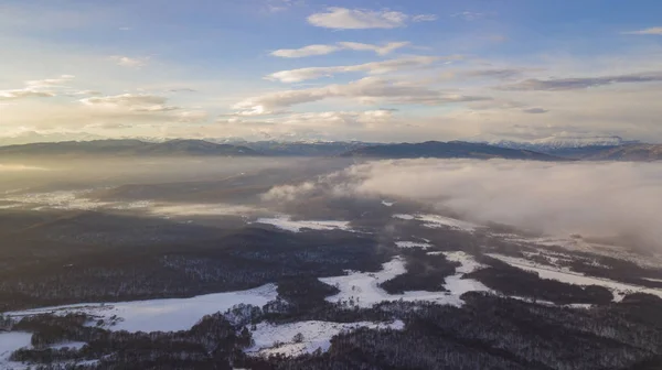 Tramonto nel paesaggio montano invernale. Vista aerea dall'alto . — Foto Stock