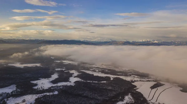 Tramonto nel paesaggio montano invernale. Vista aerea dall'alto . — Foto Stock