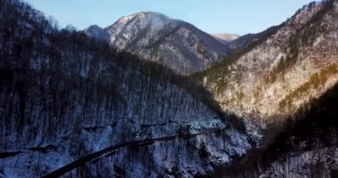 Kremsi sis sabah güneşi dağların kaplı. Pitoresk ve muhteşem sahne.