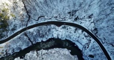 Karla kaplı bir dağ yolu havadan görünümü