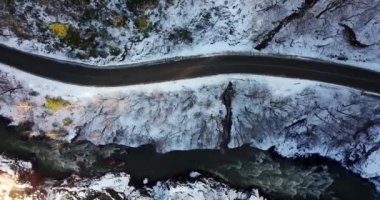 Karla kaplı bir dağ yolu havadan görünümü