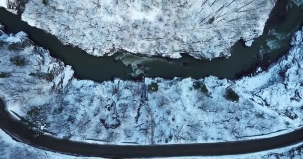 Αεροφωτογραφία του σε ορεινό δρόμο καλυμμένο με χιόνι — Αρχείο Βίντεο
