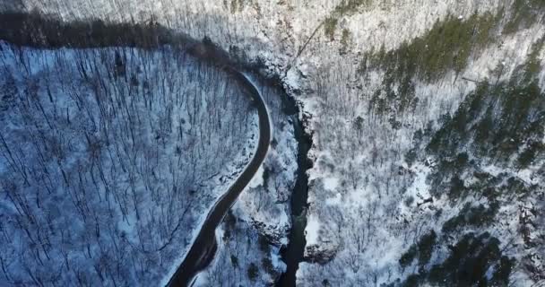 Diretamente acima da vista da estrada que passa pela montanha coberta de neve — Vídeo de Stock