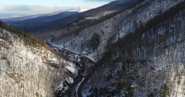 Αεροφωτογραφία του σε ορεινό δρόμο καλυμμένο με χιόνι — Αρχείο Βίντεο