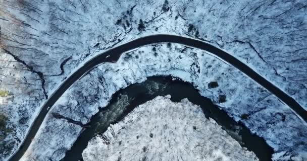 在冬季的蜿蜒道路在高山通道 — 图库视频影像