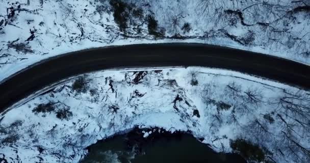 Воздушный беспилотник вид на извилистую извилистую дорогу через лес в горах — стоковое видео