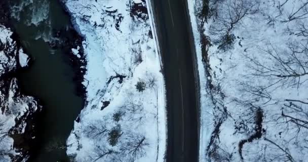 Vista aérea de un camino de montaña cubierto de nieve — Vídeo de stock