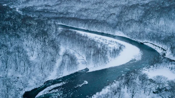暮色中的空中冬季森林河 — 图库照片