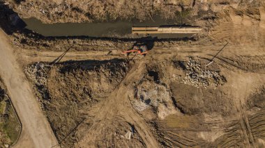 Ekskavatör hava üstten görünüm. İnşaat sitesinde .