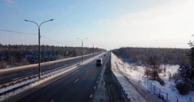 Kış de yol Otoban yol trafik otomobil ve kamyon ile havadan görünümü.