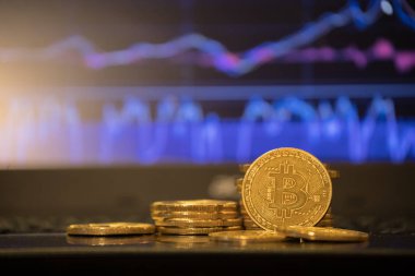 Bitcoin altın sikke ve ufuk grafik arka planı.