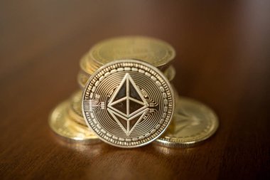 Altın Etherium sikke kapatın. Eter kimin blockchain Ethereum platformu tarafından oluşturulan bir cryptocurrency olduğunu.