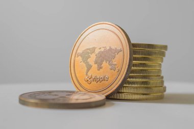Ripple Xrp dünyalar kripto-sanal ödeme sisteminin yakın çekim. Akıllı telefon, hisse senedi piyasalarında finansal haberleri okuyor.