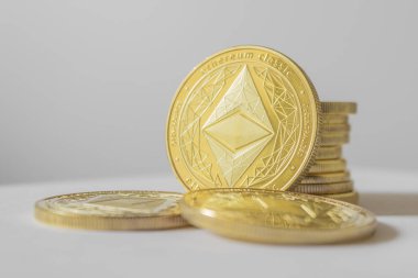 Golden Etherium sikke sibeyaz arka plan üzerinde yakın.