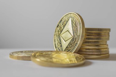 Golden Etherium sikke sibeyaz arka plan üzerinde yakın.
