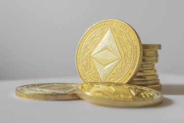 Golden Etherium sikke sibeyaz arka plan üzerinde yakın.