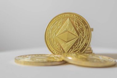 Golden Etherium sikke sibeyaz arka plan üzerinde yakın.