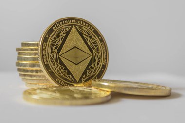 Golden Etherium sikke sibeyaz arka plan üzerinde yakın.