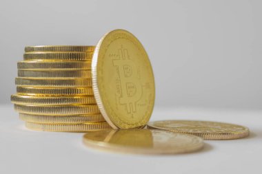 Beyaz masa ve arka planda altın bitcoin - kripto para iş kavramı.